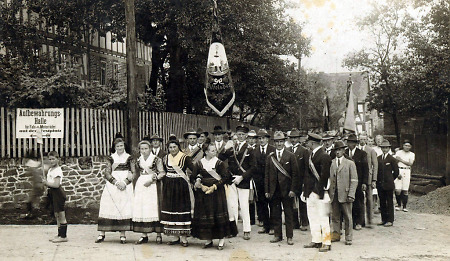 Festgruppe aus Wittelsberg anlässlich eines Festes in Dreihausen, 1920-1929