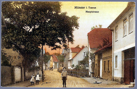 Die Hauptstraße in Münster (Taunus) auf einer Ansichtskarte von 1909, um 1909