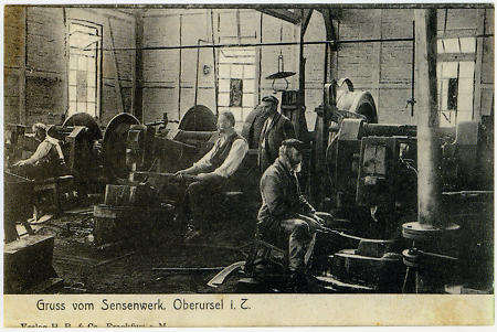 Sensenschmiede im Sensenwerk Oberursel bei der Arbeit, um 1910