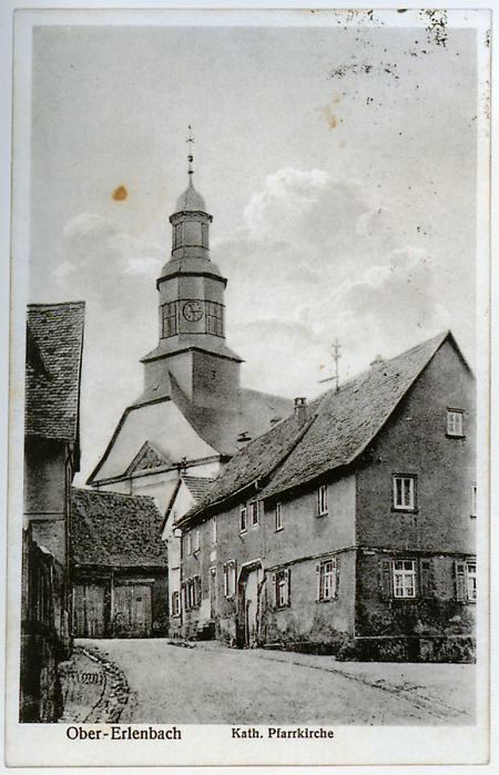 Die Ortsmitte von Ober-Erlenbach mit der Kirche St. Martin, um 1929