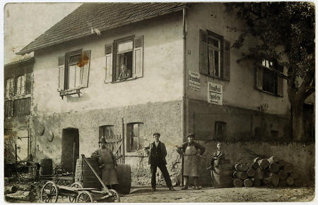 Küfer mit Familie und Gesellen vor seinem Haus in Bremthal, um 1910