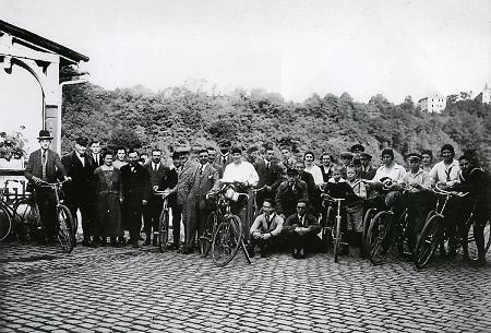 Detailansicht Mitglieder des Weilburger Radfahrvereins von 1891, um 1925