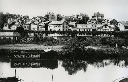 Die 1895 errichtete Schwimm- und Badeanstalt in der Lahn bei Weilburg, um 1905