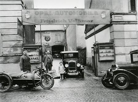 Die erste Opel-Werkstatt des Friedrich Volkmar in Weilburg, um 1933