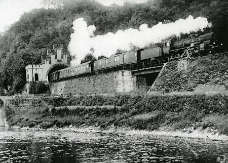 D-Zug auf der Fahrt aus dem Weilburger Tunnel lahnabwärts, um 1926