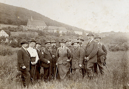 Wandergruppe des Vogelsberger-Höhen-Clubs im Edertal bei Berich, Mai 1911
