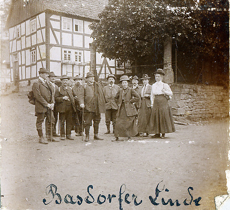 Wandergruppe des Vogelsberger-Höhen-Clubs bei der Gerichtslinde in Basdorf, Mai 1911