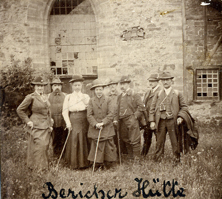 Wandergruppe des Vogelsberger-Höhen-Clubs bei der Bericher Hütte, Mai 1911