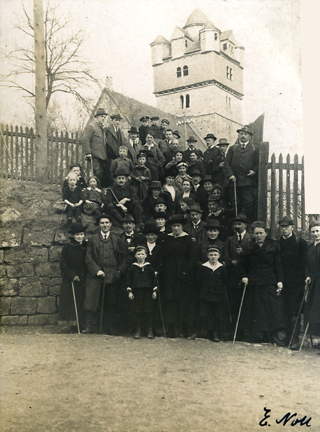 Wandergruppe des Vogelsberger-Höhen-Clubs vor der Kirche in Fronhausen, 1921