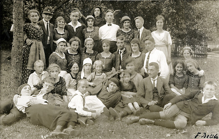Wandergruppe des Vogelsberger-Höhen-Clubs bei der Schmelzmühle, 1921