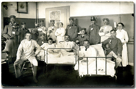 Verwundete Soldaten und Pfleger in der Gießener Ohrenklinik, 17. September 1914