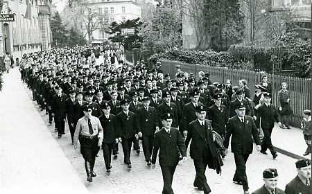 Die Belegschaft der Firma Bänninger in Gießen bei der Maikundgebung, 1. Mai 1933