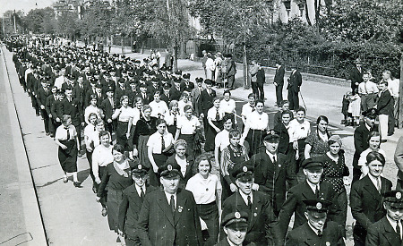 Die Marschkolonne der Firma Bänninger in Gießen zur Maikundgebung, 1. Mai 1933
