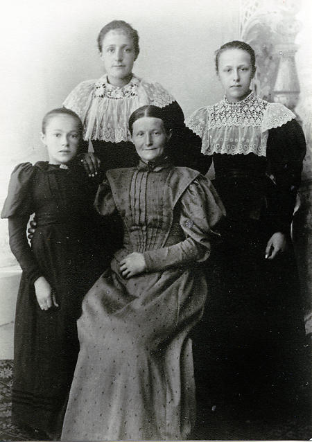 Frau aus Hausen mit drei Mädchen (Töchtern ?), um 1900