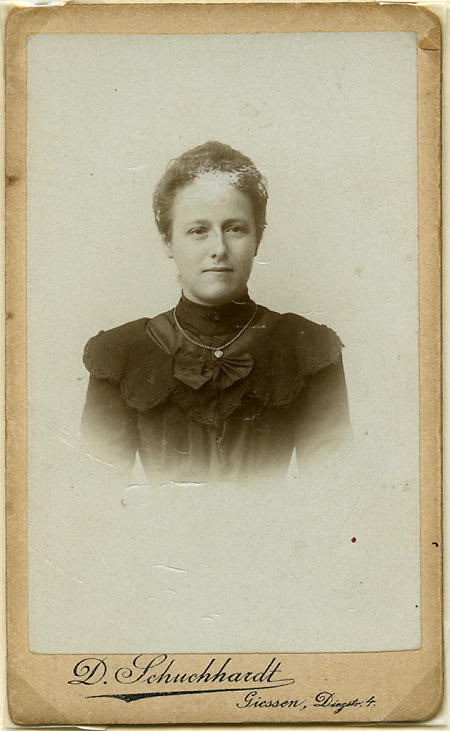 Porträt einer jungen Frau aus Gießen, um 1910
