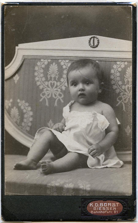 Kinderfoto eines Mädchens aus Gießen, um 1910
