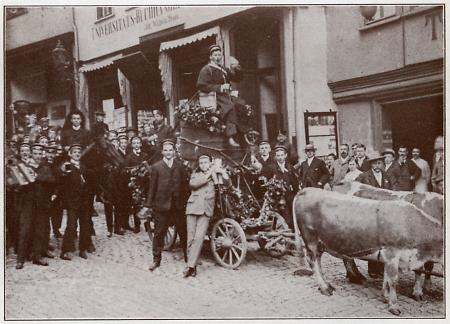 Begleitung eines Studenten der Landsmannschaft Hasso-Borussia zum Marburger Karzer, um 1912