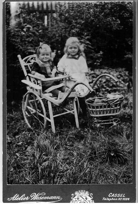 Die Töchter des Landarztes Ferdinand Hohmann in Neukirchen (Knüll), um 1909