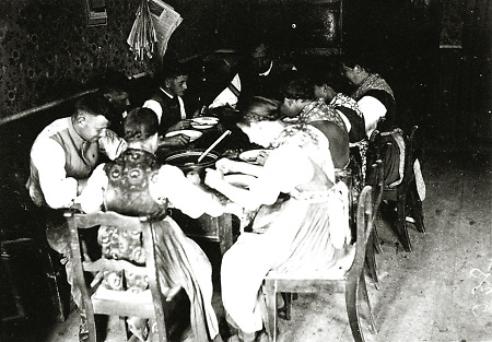 Gemeinsames Essen der Bauernfamilie mit dem Gesinde in Mardorf, 1930er Jahre
