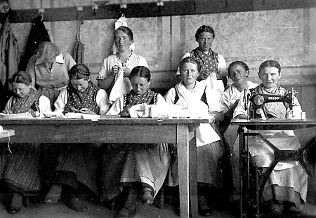 Junge Frauen aus Mardorf in der Näh- und Spinnstube, 1930er Jahre