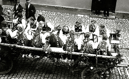 Mardorfer Frauen und Mädchen in Tracht, um 1933