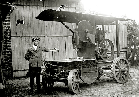 Mann in Mardorf an der Bandsägemaschine, 1920er Jahre