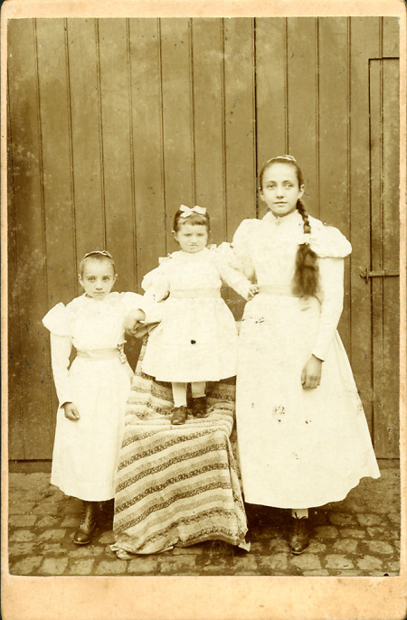 Drei Schwestern aus Niedernhausen, um 1880