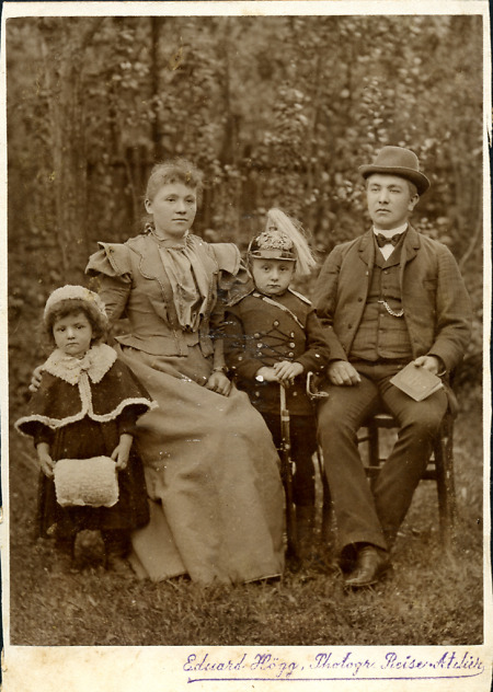 Familienaufnahme in einem Garten, vermutlich in Niedernhausen, 1890er Jahre