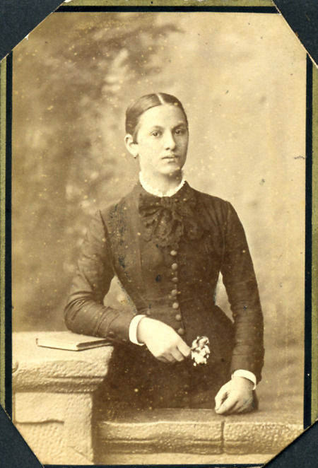 Junge Frau aus Niedernhausen, um 1895
