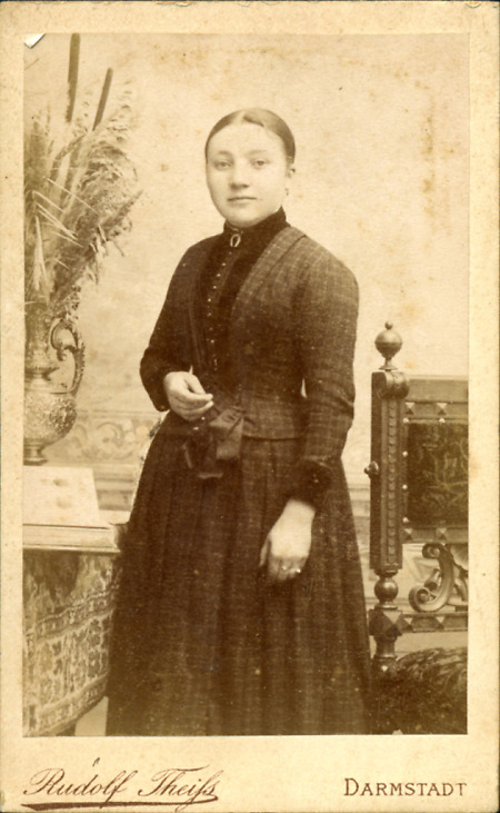 Junge Frau aus Niedernhausen, um 1896