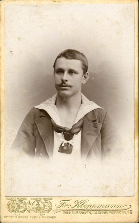 Junger Mann im Matrosenanzug, um 1895