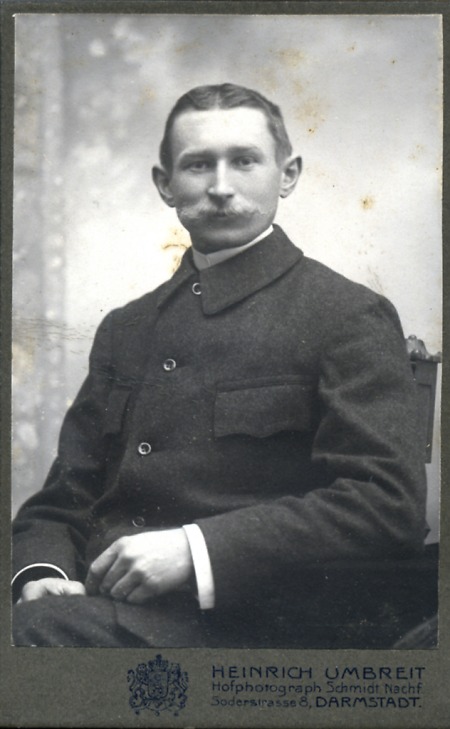 Porträt eines jungen Mannes aus Rodau, um 1910