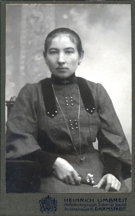 Porträt einer jungen Frau aus Rodau, um 1910