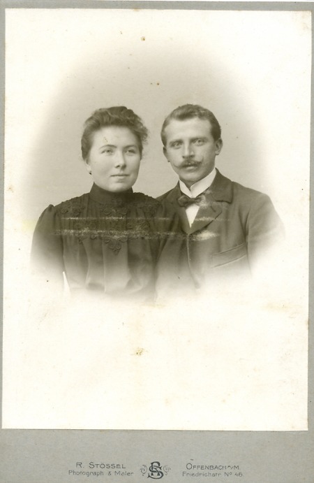 Atelieraufnahme eines Ehepaares, um 1910