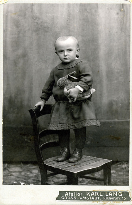 Atelieraufnahme eines Kleinkindes, um 1910