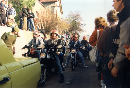 Moped- und Motorradfahrer am Tag der Grenzöffnung in Philippsthal, 12.11.1989
