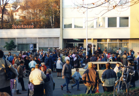 Andrang vor der Sparkasse in Philippsthal, 12.11.1989