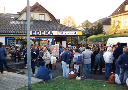 Andrang vor einem Supermarkt in Philippsthal, 12.11.1989