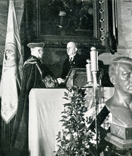 Überreichung einer Urkunde bei der Behring-Feier der Universität Marburg, 1940