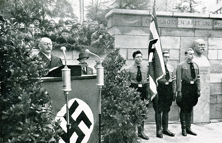 Kurator von Hülsen bei seiner Rede zur Enthüllung des Behring-Denkmals bei den Behringfeiern der Universität Marburg, 1940
