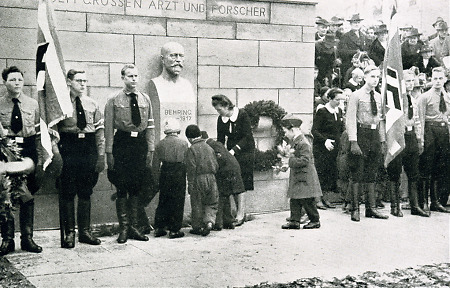 Kinder am neuen Behring-Denkmal anlässlich der Behringfeier der Universität Marburg, 1940
