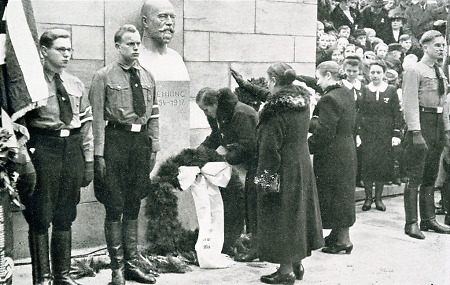 Mütter am neuen Behring-Denkmal anlässlich der Behringfeier der Universität Marburg, 1940