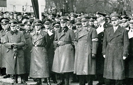 Ein Teil der Ehrengäste am neuen Behring-Denkmal anlässlich der Behringfeier der Universität Marburg, 1940