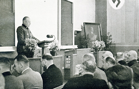 Prof. Pfannenstiel spricht bei der Tagung anlässlich der Behringfeier der Universität Marburg, 1940