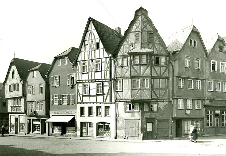 Häusergruppe am Bischofsplatz in Limburg, 1953