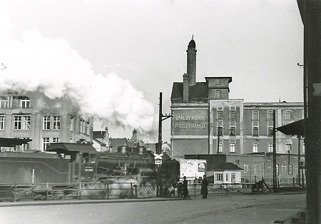 Eisenbahnzug vor der Malzfabrik Gotthardt in Limburg, um 1935