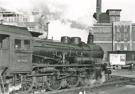 Lokomotive vor der Malzfabrik Gotthardt in Limburg, um 1935