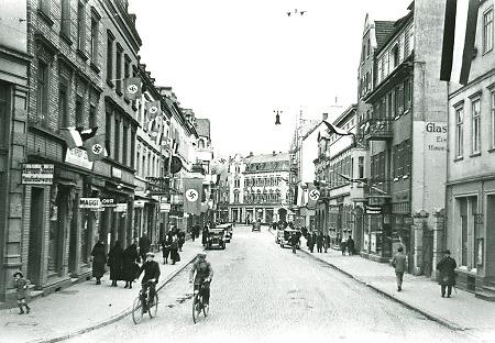 Straße mit Hakenkreuzflaggen in Limburg, um 1933/34