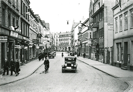 Straße in Limburg im Hakenkreuzschmuck, um 1933/34