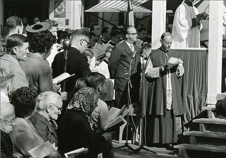 Weihbischof Walther Kampe beim Kreuzfest in Limburg, 1959